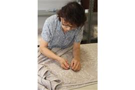 小さなクズも見逃さない毛布の検品作業＝大阪府泉大津市の今新毛織