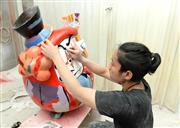 立体看板を製作する若手スタッフ（南雲都撮影）