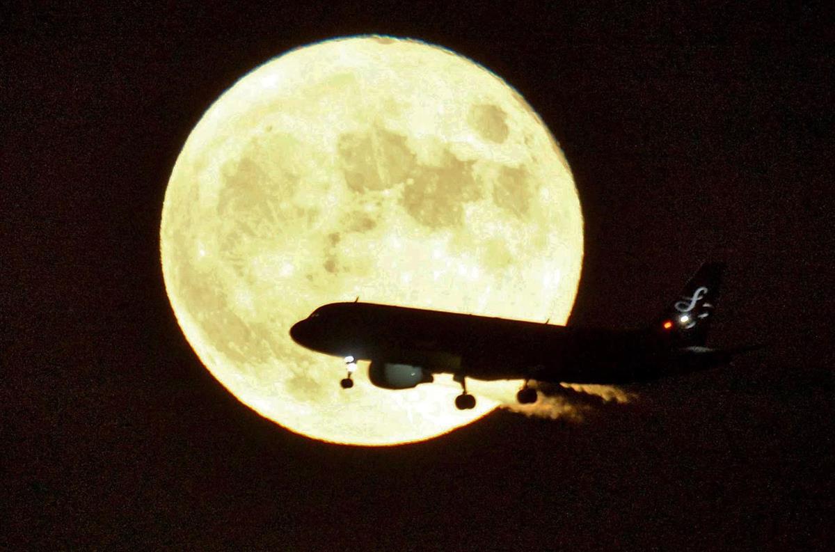 中秋の名月 8年ぶりの満月に 航空機が横切るシーンも Sankeibiz サンケイビズ 自分を磨く経済情報サイト 中秋の名月 8年ぶりの満月に 航空機が横切るシーンも Sankeibiz サンケイビズ 自分を磨く経済情報サイト