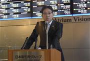新システム稼働について説明する大阪取引所の岩永守幸社長＝２１日午後、大阪市中央区