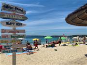 イタリア・サルディーニャ島のビーチの入り口。看板がかわいい。提供：執筆者