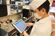 「ロイヤルホスト」、天丼チェーン「てんや」など計約350店舗で、タブレット端末を使って食材管理や作業状況を記録できるアプリが導入された