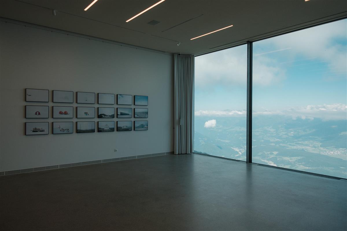 雲を横目に眺めながら写真をみるようになっている　(c)Ken Anzai