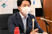 記者会見に臨む小泉進次郎環境相＝24日午前、環境省(奥原慎平撮影)
