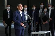 緊急事態宣言など全て解除する方針を明日の専門家会議に諮ることを表明する菅義偉首相＝２７日午後、首相官邸（春名中撮影）