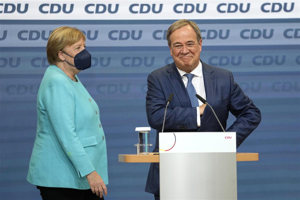 ドイツ連邦議会選の投票締め切り後、ＣＤＵの党本部でラシェット党首（右）の隣に立つメルケル首相＝２６日、ベルリン（ＡＰ）