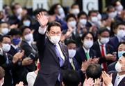 自民党総裁選挙で新総裁に選出され会場の祝福に応える岸田文雄前政調会長＝２９日午後３時４分、東京都港区・グランドプリンスホテル新高輪（春名中撮影）
