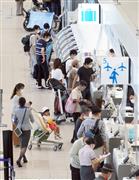 各地へ向かうため搭乗手続きをする人たち＝２日午前９時１５分、大阪空港　（沢野貴信撮影）