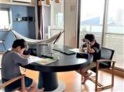 リビングのテーブルで在宅学習する子供たち（筆者撮影）