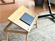 「ラップトップ／ベッドトレイ」という商品名の通り、ソファの上やベッドの上でも使用可能です（筆者撮影）