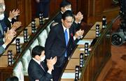 衆院本会議の首相指名選挙で第１００代首相に選出され、一礼する自民党の岸田文雄総裁＝４日午後、国会・衆院本会議場（三尾郁恵撮影）