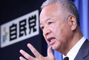 会見で記者団の質問に答える自民党の甘利明幹事長＝５日午前、東京・永田町の自民党本部（春名中撮影）