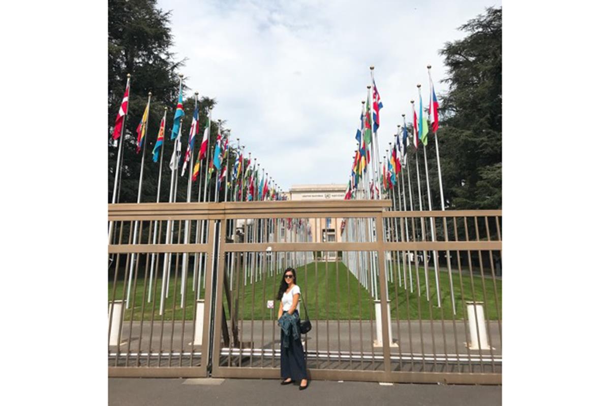 スイスのジュネーブ、国連事務局の前にて撮影。アメリカ・ニューヨークの国連本部に次いで2番目に大きい事務所があるのです。提供：執筆者