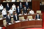 決議案に反対し着席したままの共産党議員２人。立憲民主党系の議員２人は退席し棄権した＝１１日午後５時１分、大阪市中央区の大阪府議会本会議場（鳥越瑞絵撮影）