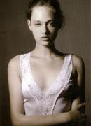 16歳でモデルとしてデビューしたサーラ