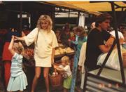 母親、妹と市場で一緒のサーラ