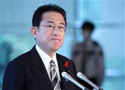 記者団の質問に答える岸田文雄首相。賃上げにこだわる背景には、企業が稼いだ利益をためるばかりで従業員に還元していないとの見方があるようだ＝14日午前、首相官邸（矢島康弘撮影）