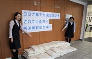 新米を無料配布している「商」＝13日午後、茨城町