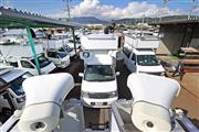 選挙カーの貸し出し・販売を行う「グリーンオート」では、衆院選に向けて納車の準備が急ピッチで行われていた＝８日午後、神奈川県大井町（佐藤徳昭撮影）