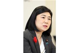 グループインタビューに応じる牧島かれんデジタル担当相＝１３日午後、東京都千代田区紀尾井町のデジタル庁（松井英幸撮影）