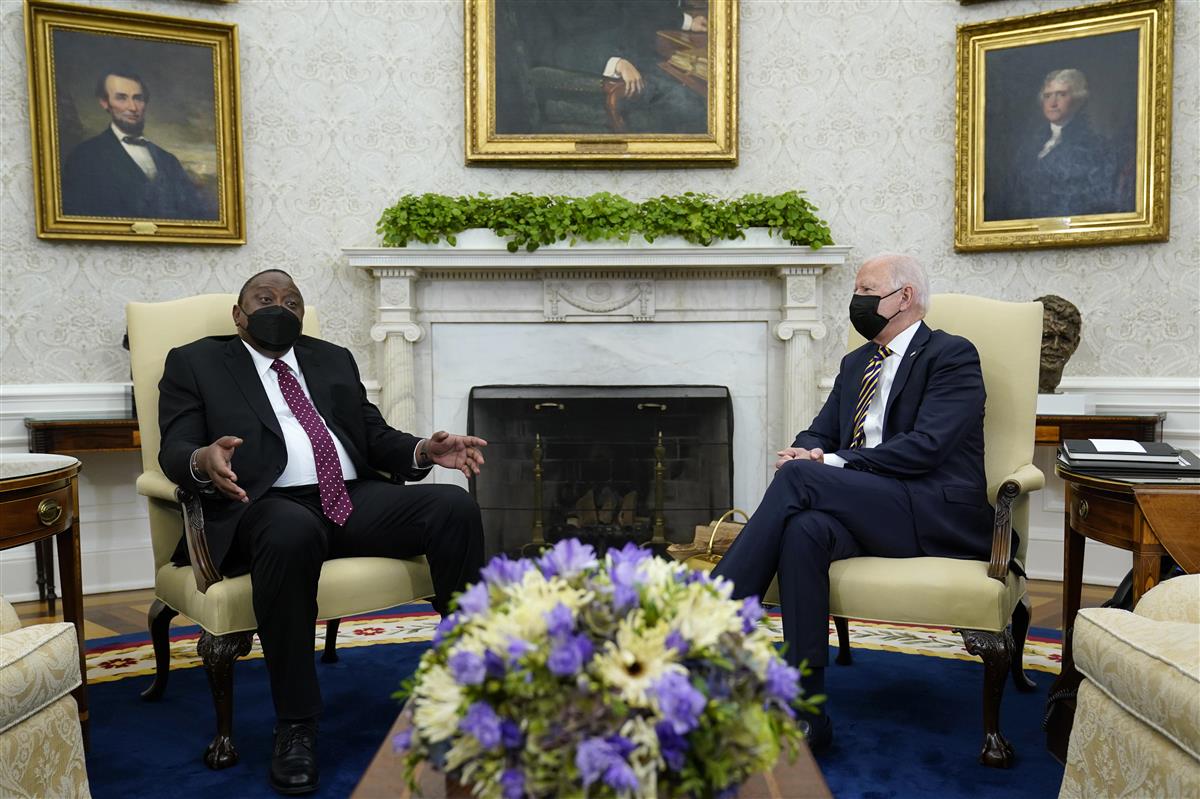 ケニアのケニヤッタ大統領（左）と会談するバイデン米大統領＝１４日、ホワイトハウス（ＡＰ）