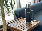 魔法瓶の中でもレトロなデザインのスタンレーなら、インテリアとしても様になりますね。我が家ではコストコでお得に購入しました（筆者撮影）