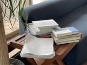 途中で読むのをやめた本、買ったものの読む時間がなかった雑誌など、ありませんか（筆者撮影）