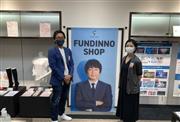 日本クラウドキャピタル（ＪＣＣ）が東急百貨店本店に９月１６～２０日に出店した「ＦＵＮＤＩＮＮＯ　ＳＨＯＰ」。左がＪＣＣの向井純太郎執行役員＝東京・渋谷