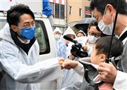 聴衆とグータッチをかわす小泉進次郎前環境相(左)＝17日午後、東京都町田市(奥原慎平撮影)