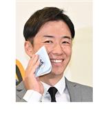 引退記者会見でハンカチを手にする日本ハムの斎藤佑樹投手＝2021年10月17日、札幌ドーム（写真＝時事通信フォト）