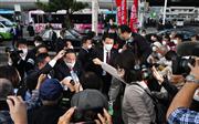 街頭演説後、有権者とグータッチを交わす岸田文雄首相＝２３日午後、佐賀市（中村雅和撮影）