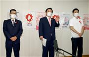 （左から）松井一郎大阪市長、若宮万博相、吉村洋文大阪府知事＝１５日午後、大阪市役所
