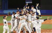 野球決勝で米国を下して金メダルを獲得し、歓喜する「侍ジャパン」＝８月７日、横浜スタジアム（川口良介撮影）