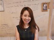 アジア系航空会社で乗務する藤谷真由香さん。フリーアナウンサーとしても活動中。写真は神戸にあるイタリア料理店にて。提供：本人