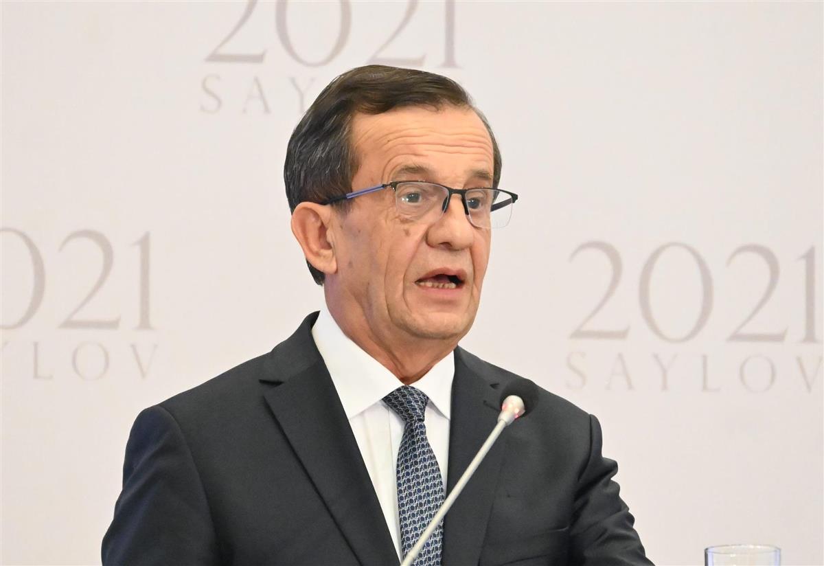 ウズベキスタン・タシケントで記者会見する中央選管のニザムホジャエフ委員長＝２４日（共同）