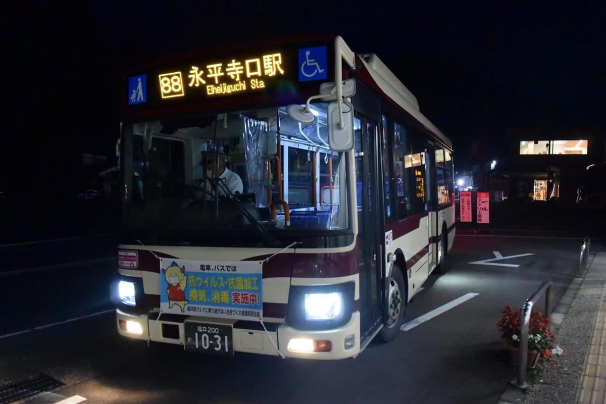 永平寺口駅行きのバス。土日祝日の最終便は永平寺のバス停を午後5時40分に出発する（SankeiBiz編集部）