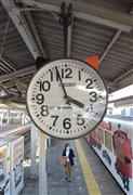 耳とひげを取り付け「ネコ仕様」にしたつり下げ型の時計＝和歌山電鉄和歌山駅