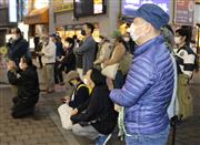 衆院東京８区の候補者の演説に耳を傾ける有権者ら＝２４日午後５時４分、杉並区（竹之内秀介撮影）