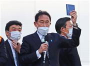 国民の声を書きとめた「岸田ノート」を掲げ、聴衆にアピールする岸田文雄首相＝２６日午後、さいたま市浦和区（深津響撮影）