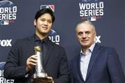 米大リーグのコミッショナー特別表彰を受けたエンゼルスの大谷翔平。右はマンフレッド・コミッショナー＝２６日、ヒューストン（共同）