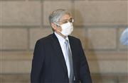 金融政策決定会合に出席するため、日銀本店に入る黒田総裁＝２８日午前（代表撮影）