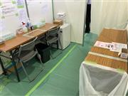 改善後のワクチン充填作業スペース。机にテープが貼られ、どこで何を置くのかルール化した＝堺市堺区（同市提供）