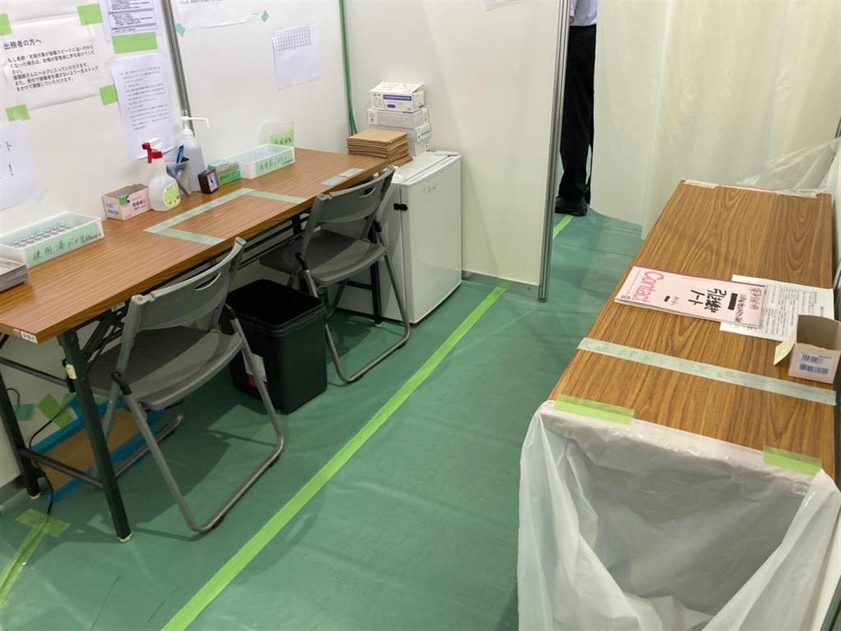 改善後のワクチン充填作業スペース。机にテープが貼られ、どこで何を置くのかルール化した＝堺市堺区（同市提供）