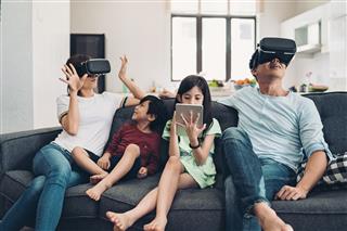 Facebook vs Netflix　ユーザーの「24時間」を取り合うときの…