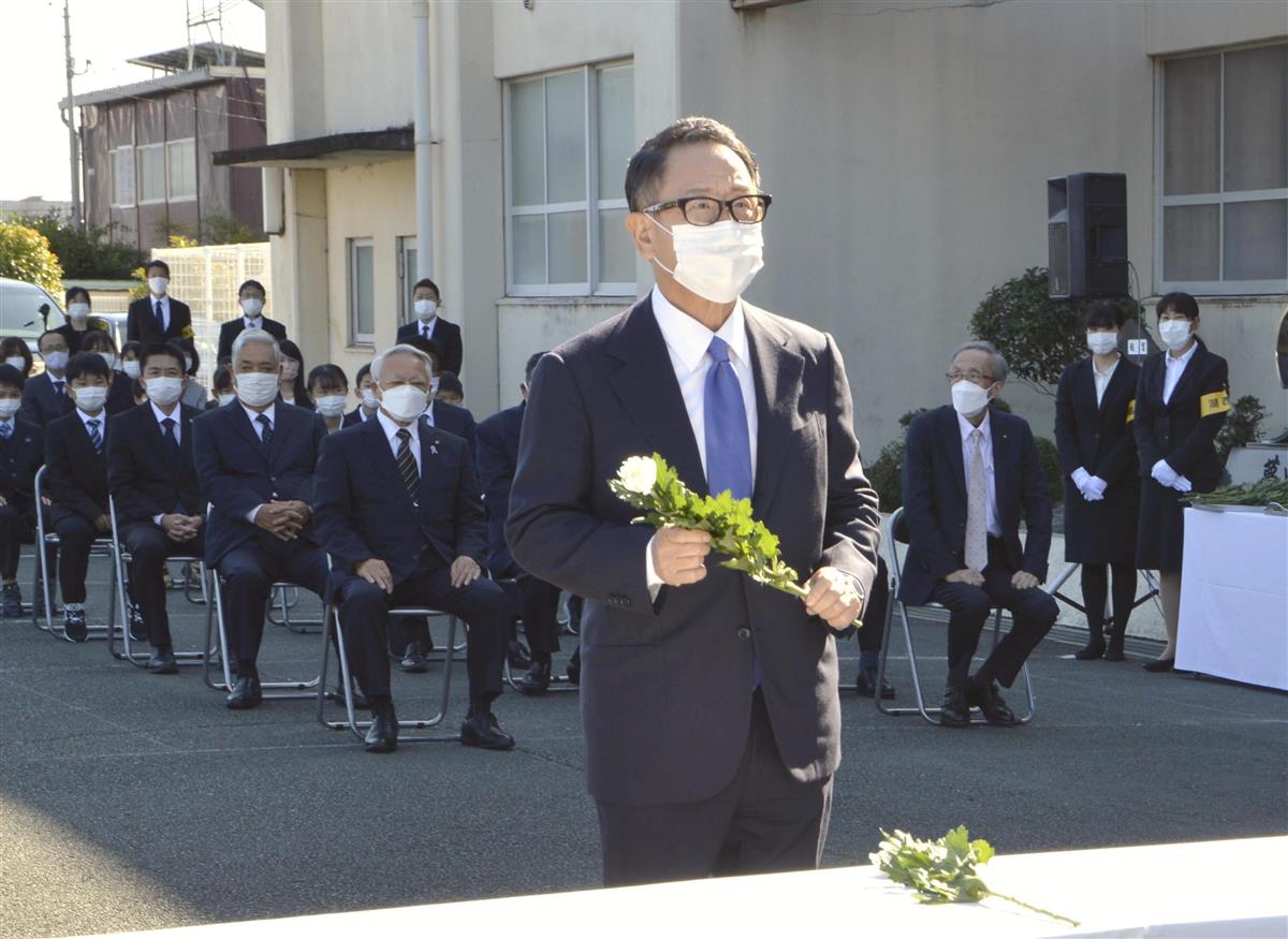 豊田佐吉の顕彰祭で献花するトヨタ自動車の豊田章男社長＝３０日午前、静岡県湖西市