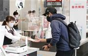 年賀はがきの販売が始まり、窓口で購入する男性＝１日午前、東京都千代田区