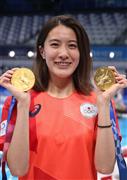 ２個の金メダルを手に笑顔の大橋悠依＝８月１日、東京アクアティクスセンター（恵守乾撮影）