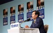 【衆院選２０２１】テレビのインタビューに応じる立憲民主党の枝野幸男代表＝１０月３１日午後、東京都港区(川口良介撮影)