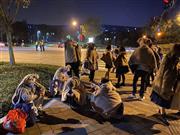 上海ディズニーランド付近でタクシーを待つ人たち＝１０月３１日、中国・上海（共同）