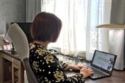 ホテルの部屋で仕事をする、会社員でデジタルノマドワーカーの山本さん。インターネット環境さえあればどこでもワーキングスペースに